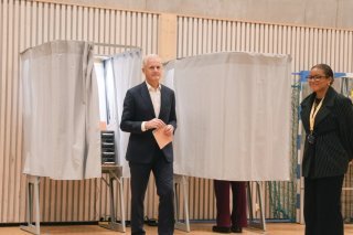 Le chef du Parti travailliste Jonas Gahr Store quitte un bureau de vote lors des élections législatives norvégiennes à Oslo lundi. KEYSTONE/AP/Javad Parsa